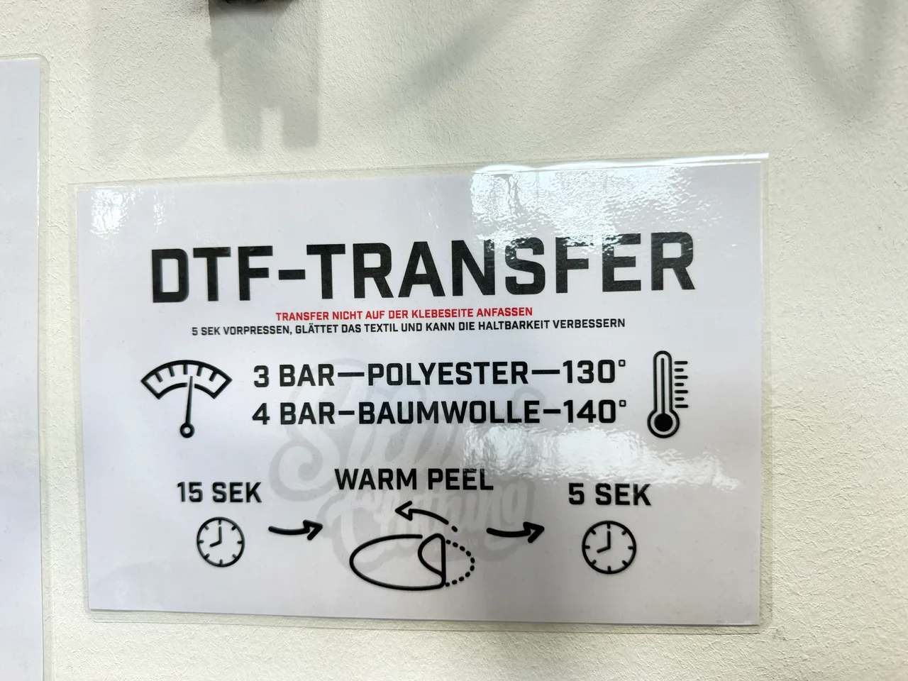 DTF-Transfer Press-Schild aus der Siluri-Werkstatt: 3 bar Polyester 130°, 4 bar Baumwolle 140°, 15 Sek, Warm Peel, 5 Sek nachpressen