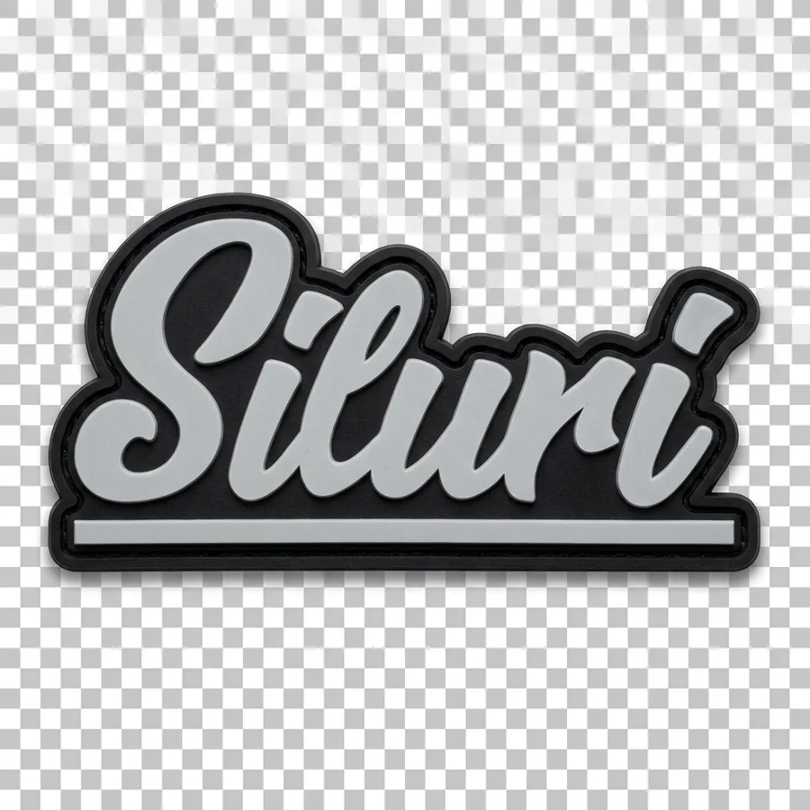 PVC-Patch mit Siluri-Schriftzug in mattem Weich-PVC, Buchstaben auf erhabener Ebene, scharfe Gusskanten, freigestellt auf Transparenz-Karo