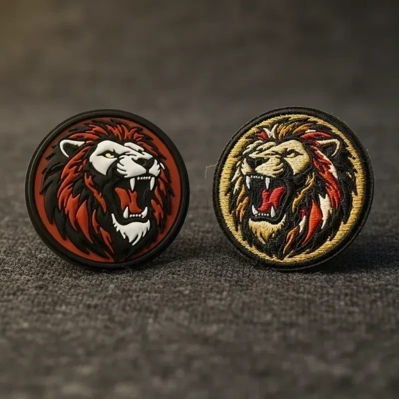 PVC-Patch neben gesticktem Patch — Texturvergleich